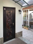 Стекло-металлическая дверь с декоративными кованными элементами